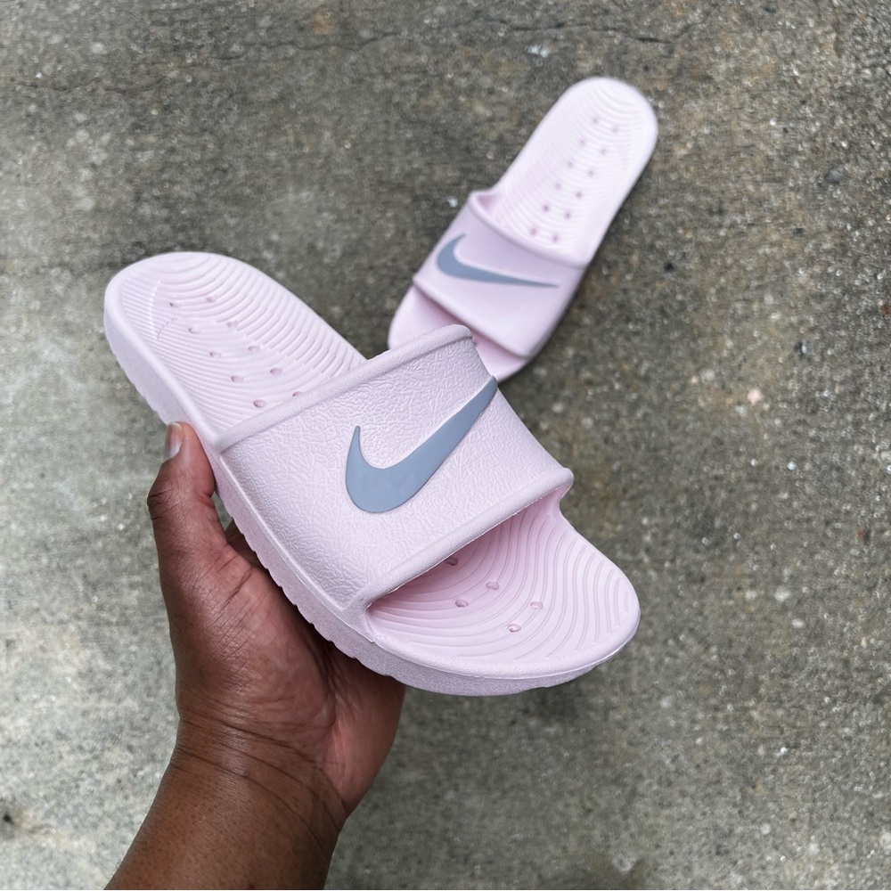 WMNS NIKE KAWA SHOWER SANDALS
SWOOSH LIGHT BUBBLE GUM BABY PINKS WATER ROSE